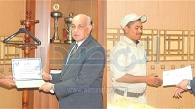 مدير أمن قنا يكرم عدداً من رجال الشرطة المتميزين فى آداء عملهم