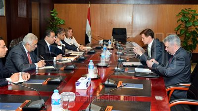 وزير الاستثمار يلتقي السفير البريطاني لاستعراض ترتيبات زيارة السيسي إلى لندن