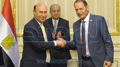 رئيس الوزراء يشهد توقيع 15 عقدا للاستثمار في المنطقة الاقتصادية بمليار جنيه