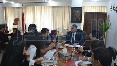 وزير القوي العاملة يبحث مع مسئولي 