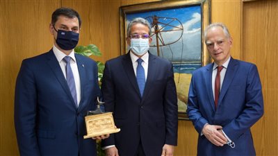 وزير السياحة يلتقي نظيره اليوناني خلال زيارته لحضور موكب المومياوات الملكية