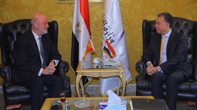 وزير النقل يلتقي السفير الإسباني لبحث التعاون في مجال السكك الحديدية