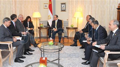 تفاصيل لقاء السيسي وزعيم الأغلبية في البرلمان الألماني