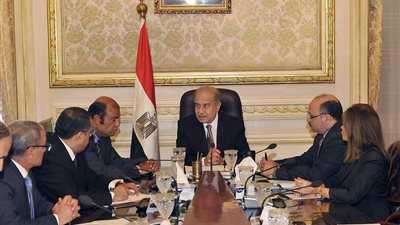 رئيس الوزراء يبحث تحقيق الثبات في أسعار السلع الأساسية