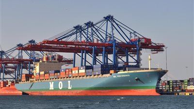 إعادة فتح 5 موانئ في السويس بعد الإغلاق لسوء الطقس