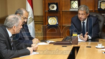 وزير الشباب والرياضة يناقش مع اللجنة الثلاثية موقف اتحادي السلاح والتنس