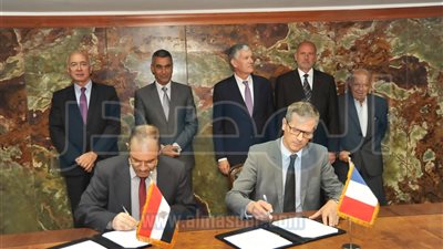 مصر وفرنسا توقعان عقد توريد 850 بوابة للخطين الأول والثاني لمترو الأنفاق