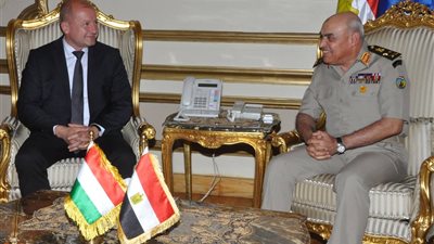 فيديو.. وزير الدفاع يستقبل نظيره المجري 
