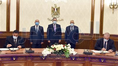 رئيس الوزراء يشهد توقيع إتفاقية عقد تصنيع وتوريد 1000 عربة سكة حديد