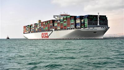 مميش: عبور 54 سفينة قناة السويس بحمولات 3,4 مليون طن