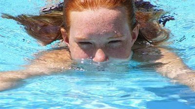 كيف تحافظين على شعرك من كلور حمامات السباحة ومياه البحر