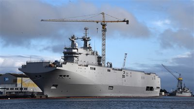 وزير الدفاع يتسلم حاملة المروحيات 