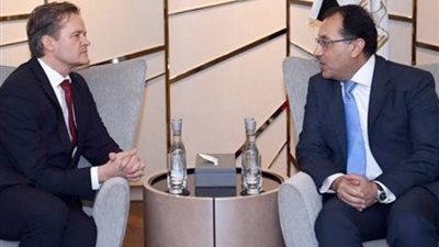 «مرسيدس بينز» تدرس إنشاء مركز للخدمات الهندسية في مصر