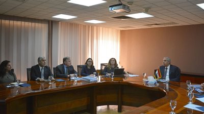 وزير التجارة يستعرض مع 