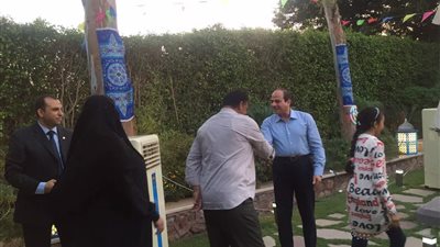 السيسى يتناول الافطار مع مجموعة من المواطنين (صور)