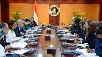 وزراء الكهرباء والاستثمار والصناعة يبحثون مع 