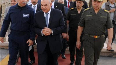 وزير الدفاع يسلم نظيره الفرنسي رسالة من السيسي إلى أولاند
