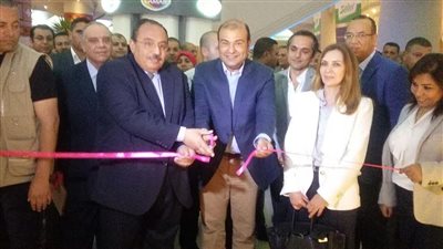 وزير التموين يفتتح سلسلتين تجاريتين بالإسكندرية (صور)