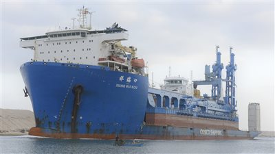 قناة السويس تشهد عبور السفينة الحاملة للكراكة «مهاب مميش»