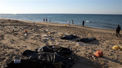 الموج يجرف جثث عشرات اللاجئين إلى ساحل غرب ليبيا