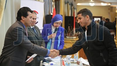 وزير الشباب يسلم الدفعة الثانية من تمويل المشروعات الصغيرة 