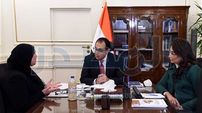 «مدبولى» يتابع مع رئيس جهاز المشروعات الصغيرة تمويل إنشاء 4500 مصنعًا بالمحافظات