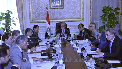 إسماعيل يوجه وزير الإسكان بدراسة مشروع محطة الصرف الصناعي ببحيرة المنزلة