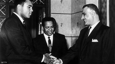 قصة اللقاء الذي جمع كلاي وعبدالناصر.. الملاكم قبَّل تمثال الزعيم