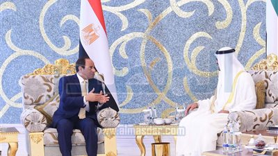 السيسى يعقد جلسة مباحثات مع ولى عهد ابو ظبى عقب وصوله الامارات
