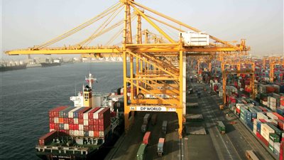 تداول 19 سفينة بموانئ بورسعيد