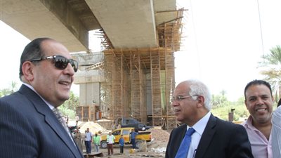 صور.. وزير النقل يتفقد محور جرجا على النيل بسوهاج