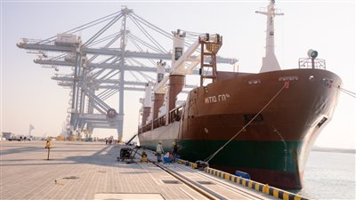 «قناة السويس»: 79 سفينة بالسخنة والأدبية وزيادة ملحوظة في حركة التداول