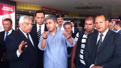 شريف فتحي يتفقد عمليات التطوير في مطاري برج العرب والنزهة (صور)