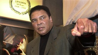 الكشف عن سبب وفاة الملاكم الأمريكي الشهير محمد علي كلاي