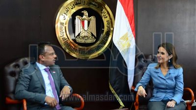 سحر نصر تبحث مع سفير سنغافورة زيادة الاستثمارات في مصر