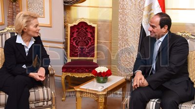  الرئيس يلتقى وزيرة الدفاع الألمانية قبل مغادرته المنامة