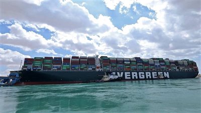 قناة السويس تنفي صدور نتائج تحقيقات حادث جنوح سفينة «إيفرجيفن»