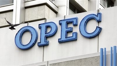 «أوبك» تحقق تقدما في تجنب التخمة قبل سريان اتفاق الخفض الجديد