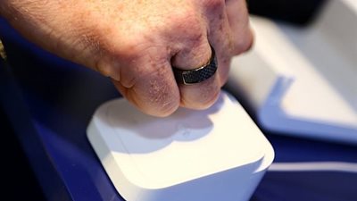 فيزا تطرح خاتم دفع مزود بتقنية الاتصال عبر حقل قريب