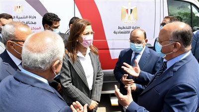 «التخطيط» تسلم 12 سيارة خدمة تكنولوجية متنقلة لوزارة التنمية المحلية