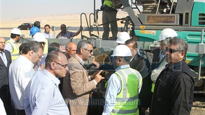 وزير النقل يتفقد المشروع القومي للطرق في المنيا