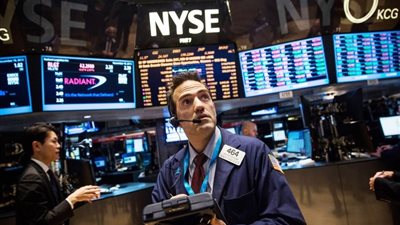 تراجع  مؤشرات الأسهم الأمريكية فى مستهل التعاملات 