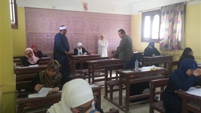 امتحانات الأزهر: ضبط طالبة تغش بهاتف وإلغاء ندب ملاحظين بلجنة فتيات