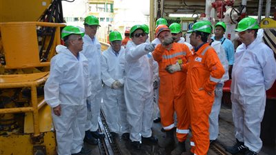 وزير البترول يتفقد مراحل حفر الأبار 