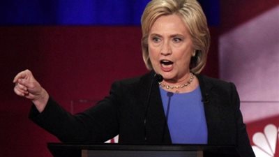 عميل أمريكي متقاعد: هيلاري كلينتون لكمت زوجها في البيت الأبيض