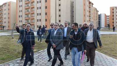 رئيس الوزراء يتفقد عدة مشروعات سكنية بالعبور الجديدة