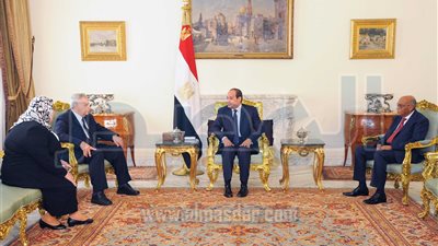 السيسي يمنح رؤساء الهيئات القضائية السابقين وسام الجمهورية (صور)