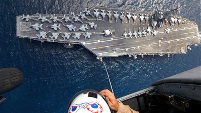 للمرة الأولى منذ 17 عاما.. حاملة طائرات أمريكية ترسو في إسرائيل