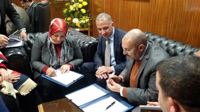 «المصرية للكهرباء» توقع عقدي توريد كابلات بـ295 مليون جنيه