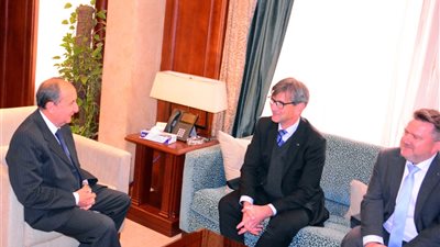 وزير التجارة يبحث مع رئيس «مرسيدس» استئناف نشاط الشركة بمصر